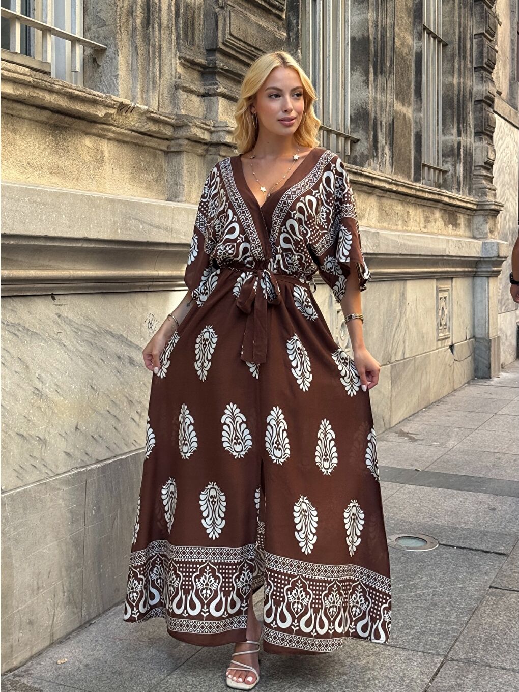 Kahverengi Etnik Desenli Kuşaklı V Yaka Maxi Elbise