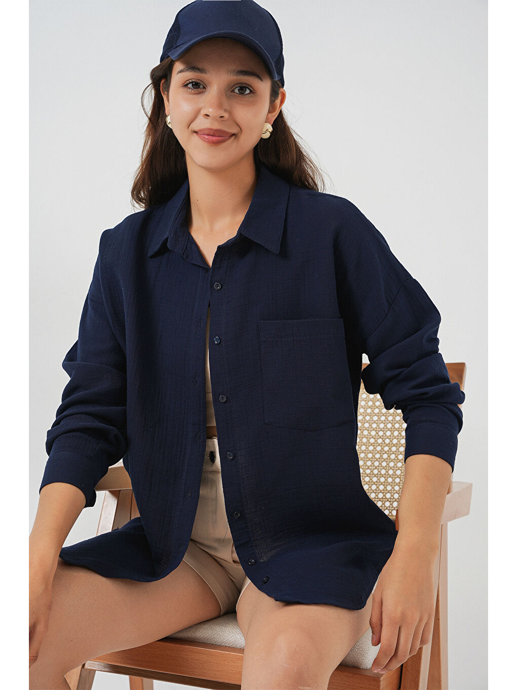 Kadın Tek Cepli Oversize Müslin Gömlek 20353 - Lacivert-2