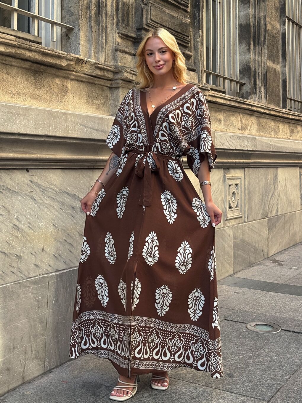 Kahverengi Etnik Desenli Kuşaklı V Yaka Maxi Elbise-1