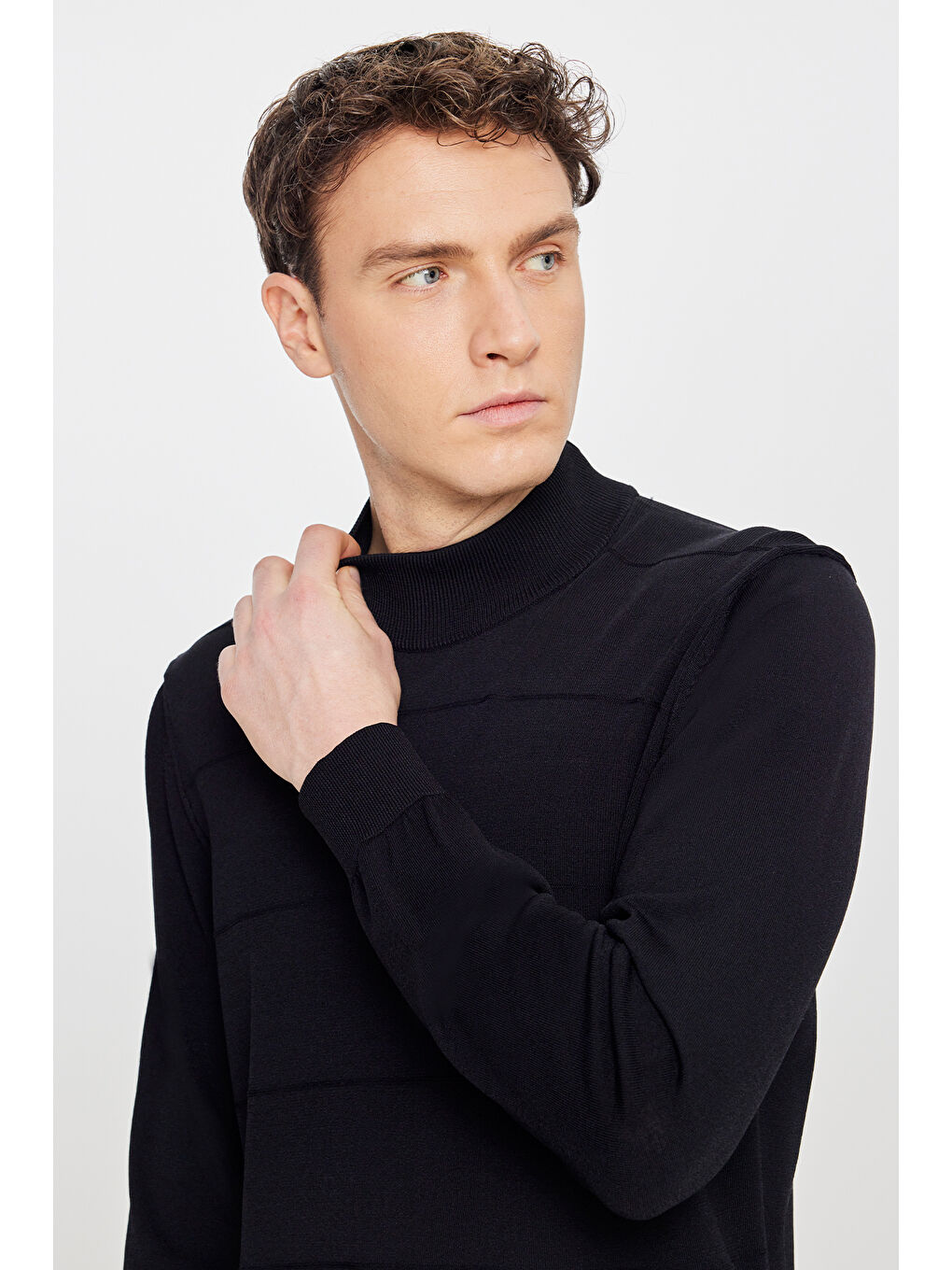 Erkek Siyah Standart Fit Normal Kesim Yarım Balıkçı Yaka Triko Kazak-3