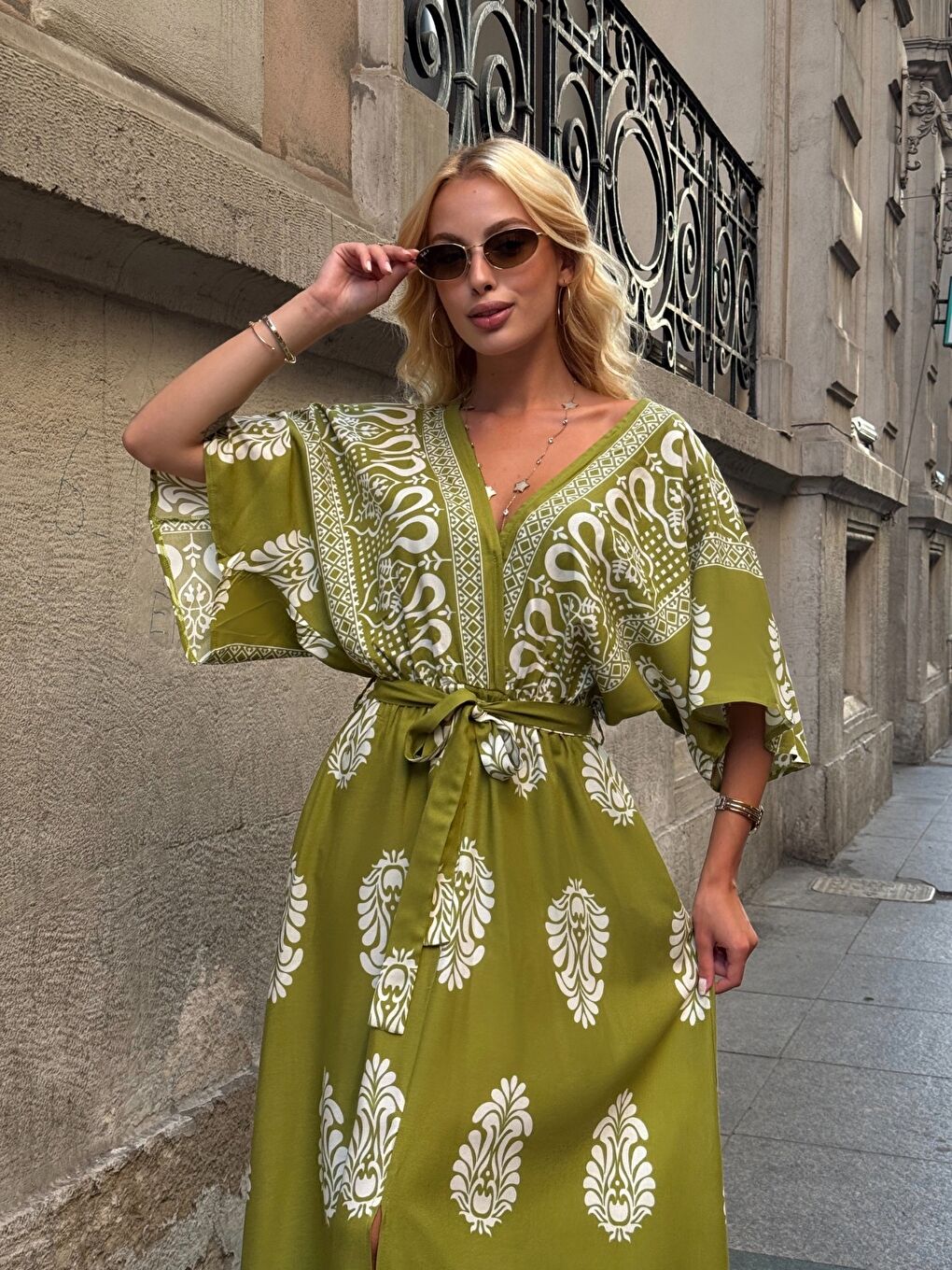 Yeşil Etnik Desenli Kuşaklı V Yaka Maxi Elbise-2