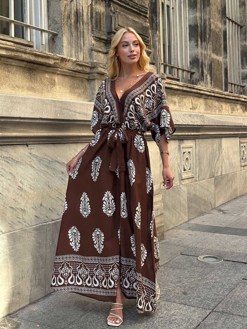 Kahverengi Etnik Desenli Kuşaklı V Yaka Maxi Elbise-2