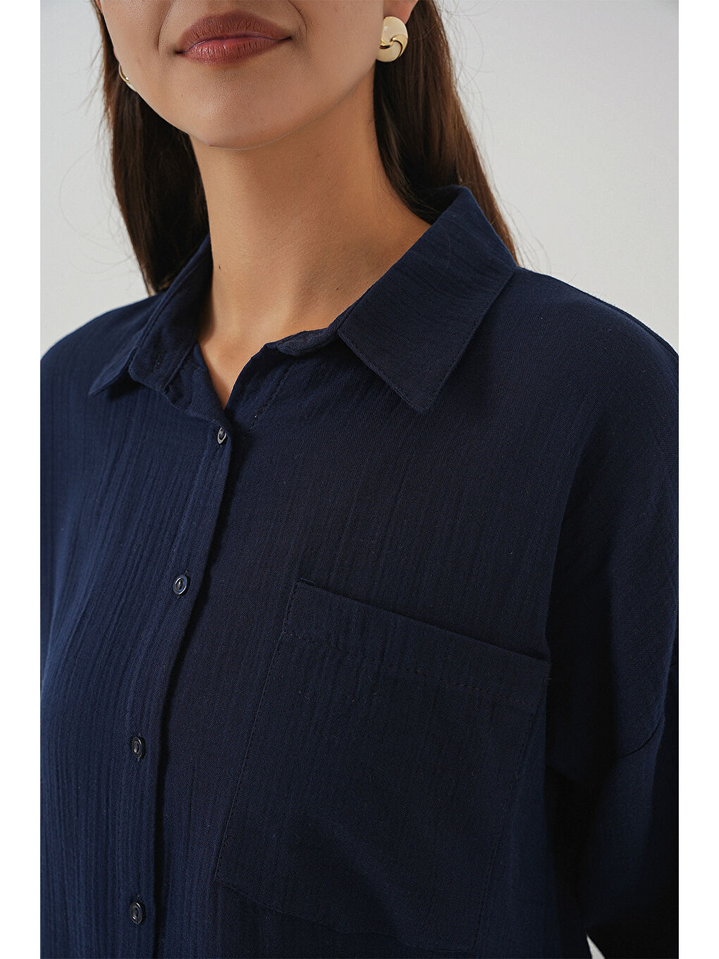 Kadın Tek Cepli Oversize Müslin Gömlek 20353 - Lacivert-5