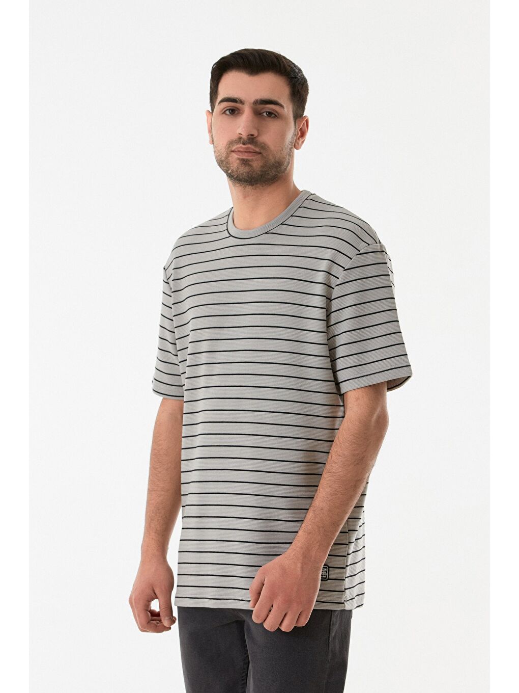 Gri Çizgili Jakarlı Bisiklet Yaka Tişört