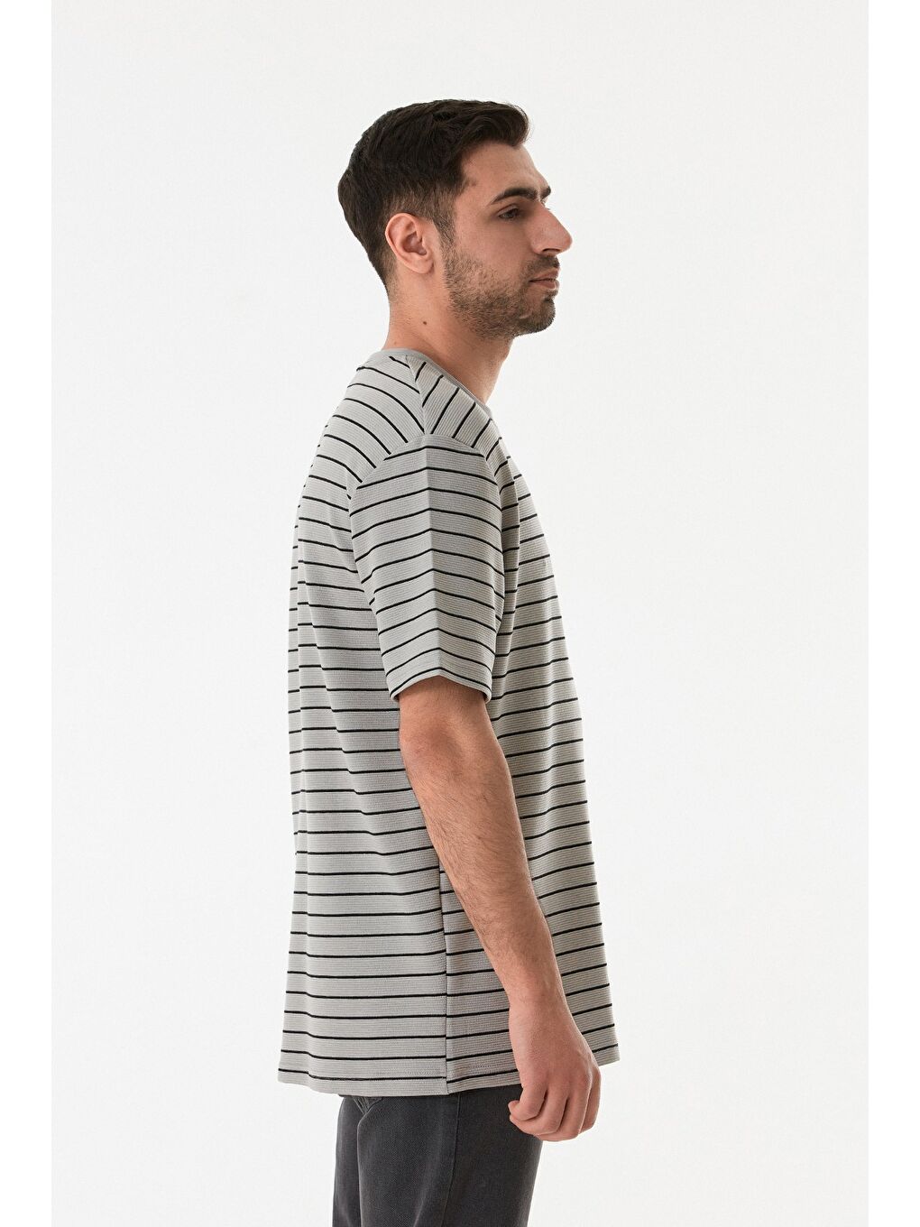 Gri Çizgili Jakarlı Bisiklet Yaka Tişört-2