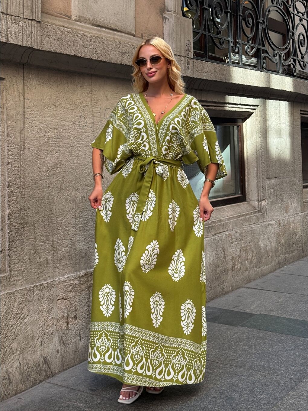 Yeşil Etnik Desenli Kuşaklı V Yaka Maxi Elbise-4