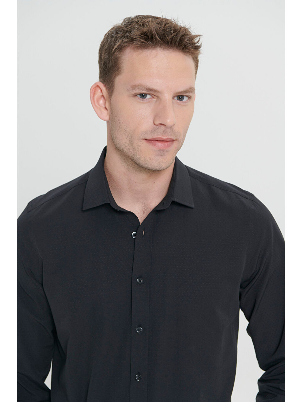 Erkek Siyah Pamuklu Slim Fit Dar Kesim Klasik Yaka Armürlü Gömlek-4