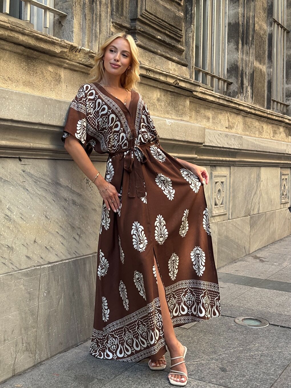 Kahverengi Etnik Desenli Kuşaklı V Yaka Maxi Elbise-4