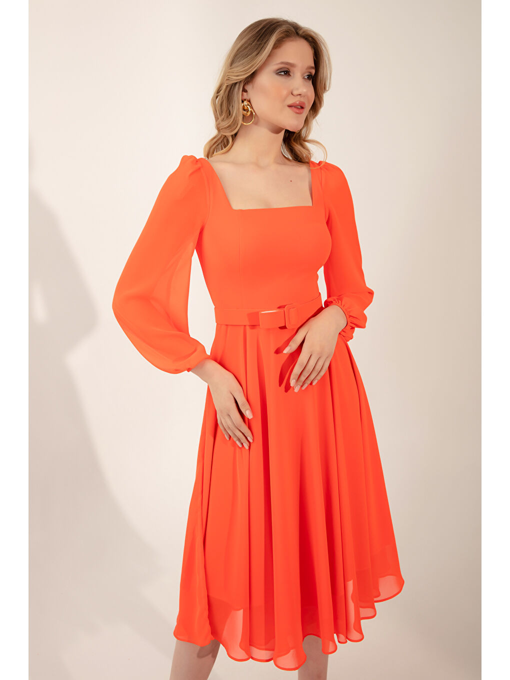 Kadın Turuncu Kare Yaka Kemerli Midi Şifon Abiye Elbise-3