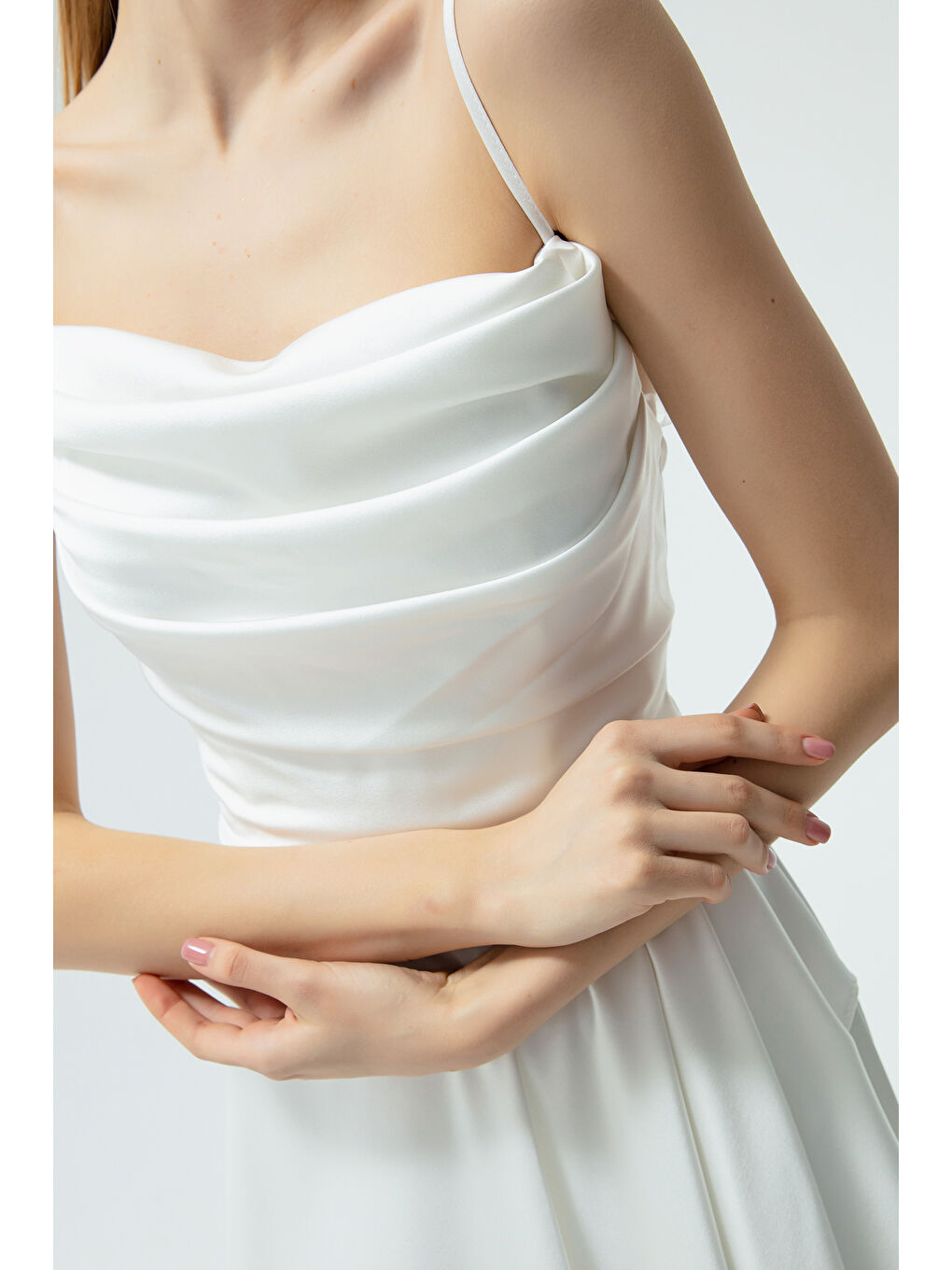 Kadın Beyaz Volanlı Yırtmaçlı Saten Midi Boy Abiye & Mezuniyet Elbisesi-1