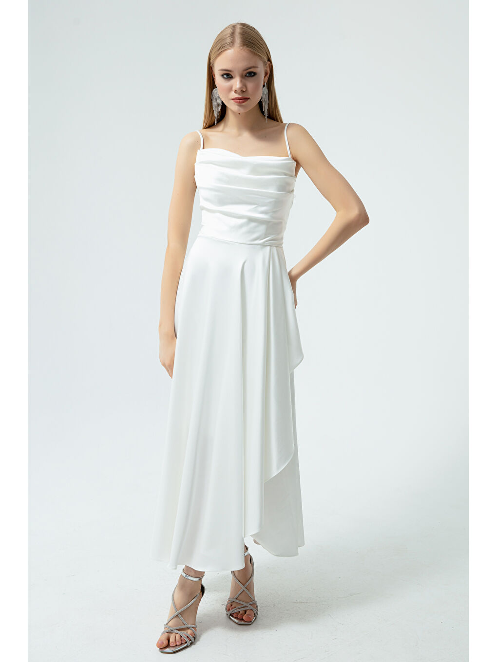 Kadın Beyaz Volanlı Yırtmaçlı Saten Midi Boy Abiye & Mezuniyet Elbisesi-2