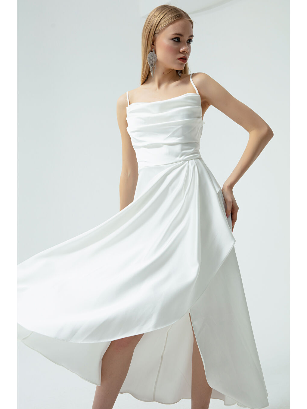 Kadın Beyaz Volanlı Yırtmaçlı Saten Midi Boy Abiye & Mezuniyet Elbisesi-3