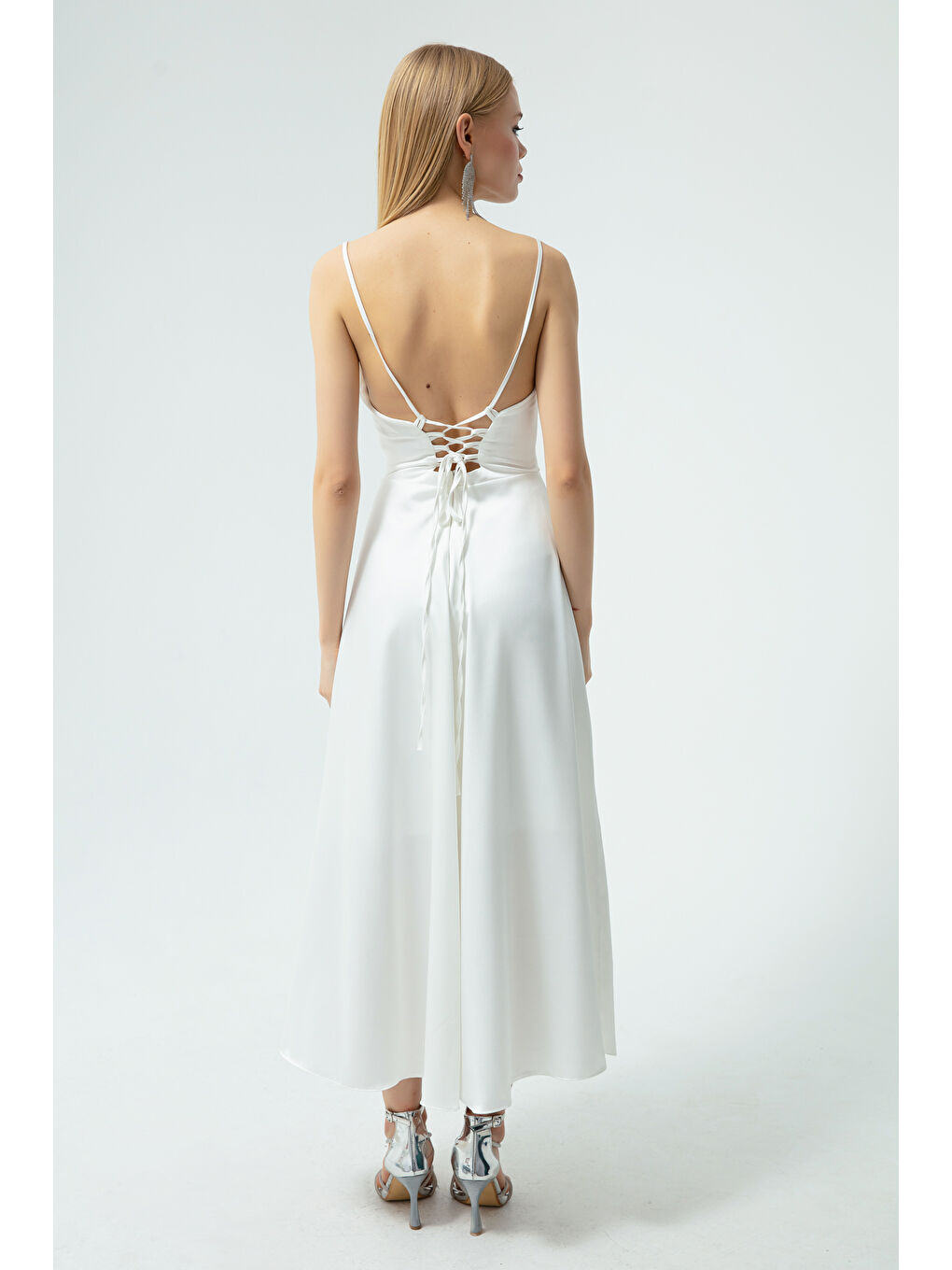 Kadın Beyaz Volanlı Yırtmaçlı Saten Midi Boy Abiye & Mezuniyet Elbisesi-4