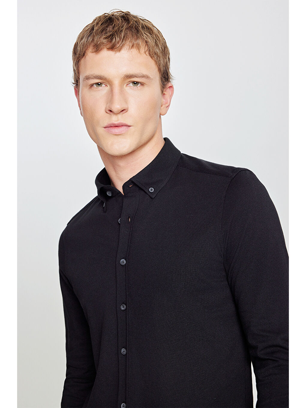 Erkek Siyah Pamuklu Slim Fit Dar Kesim Düğmeli Yaka Örme Gömlek-3