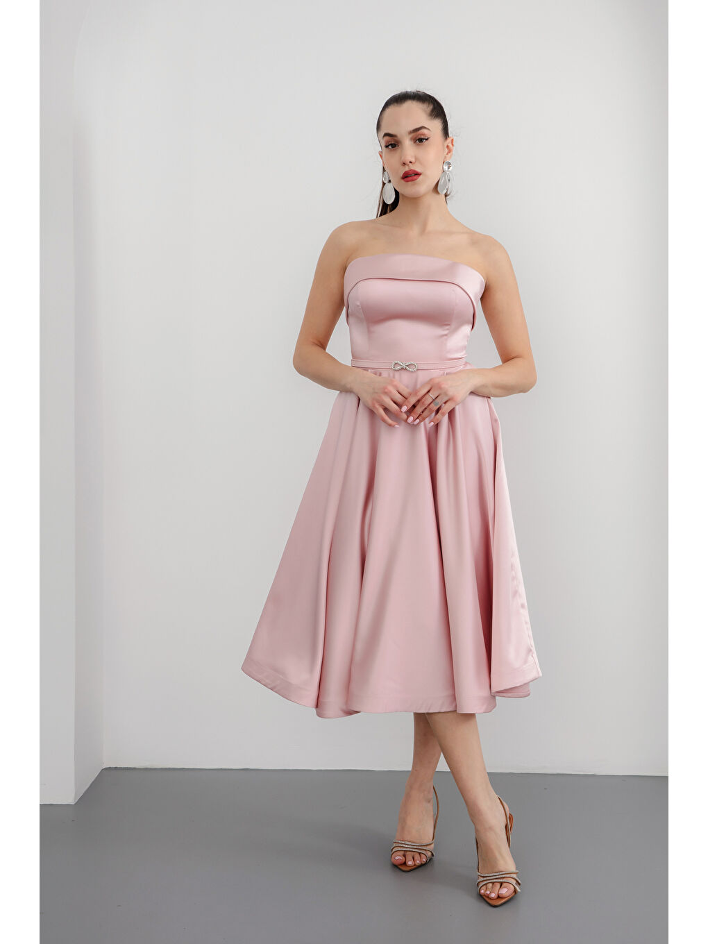 Pembe Kadın Pudra Straplez Yaka Taşlı Kemerli Saten Abiye Elbise-1