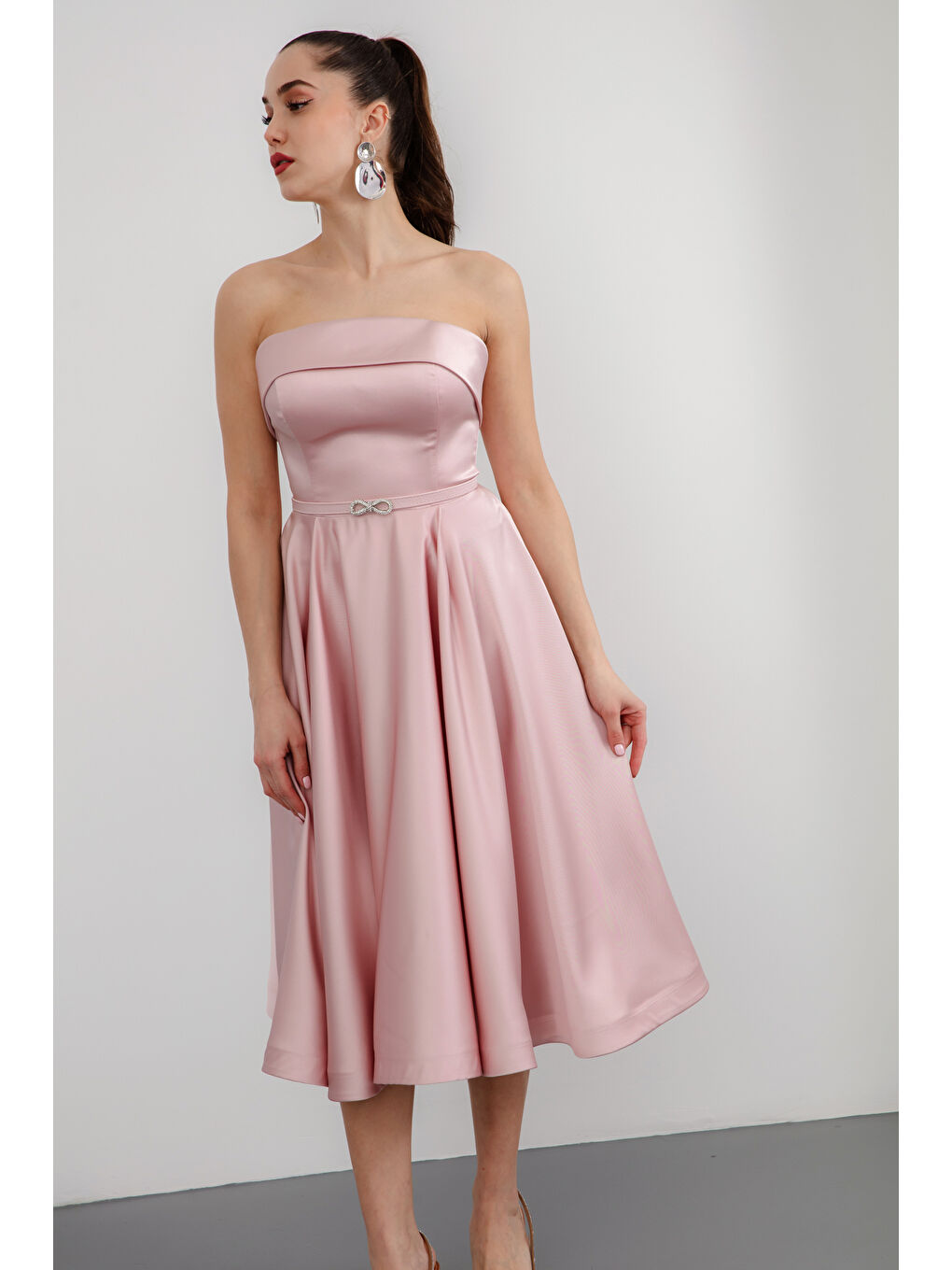 Pembe Kadın Pudra Straplez Yaka Taşlı Kemerli Saten Abiye Elbise-3