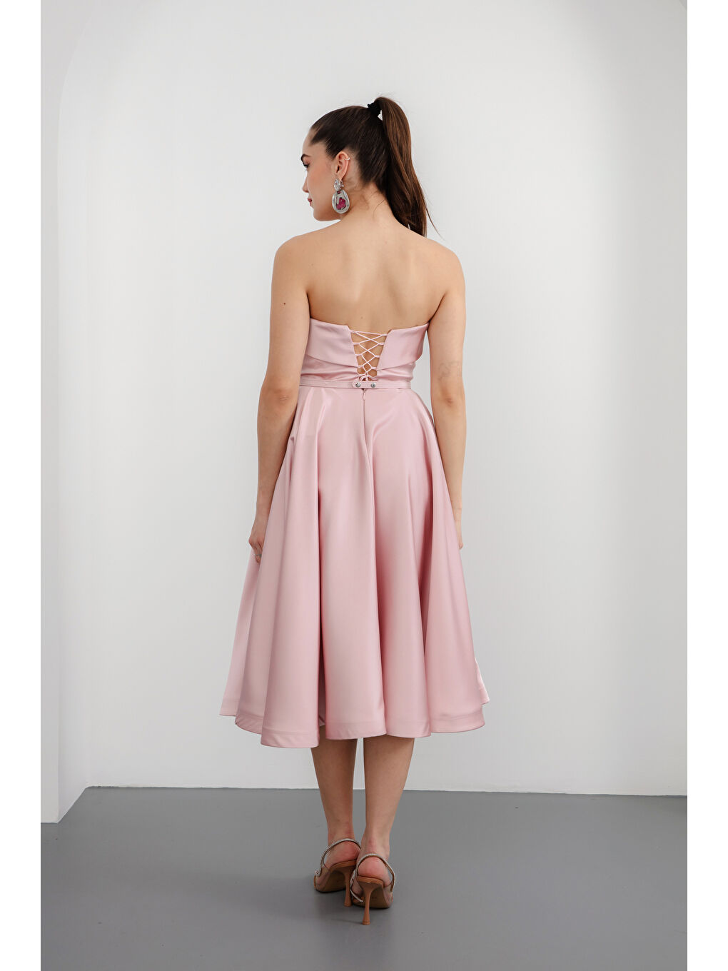 Pembe Kadın Pudra Straplez Yaka Taşlı Kemerli Saten Abiye Elbise-4