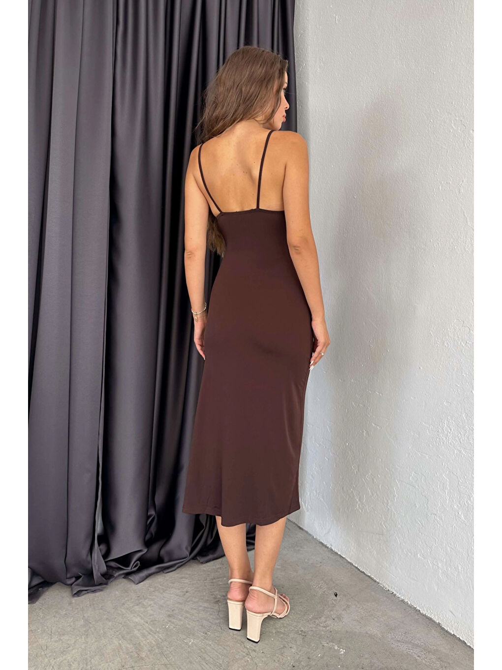 Kahverengi Kadın Kahve Askılı Yırtmaçlı Uzun Elbise 1009-1034-4