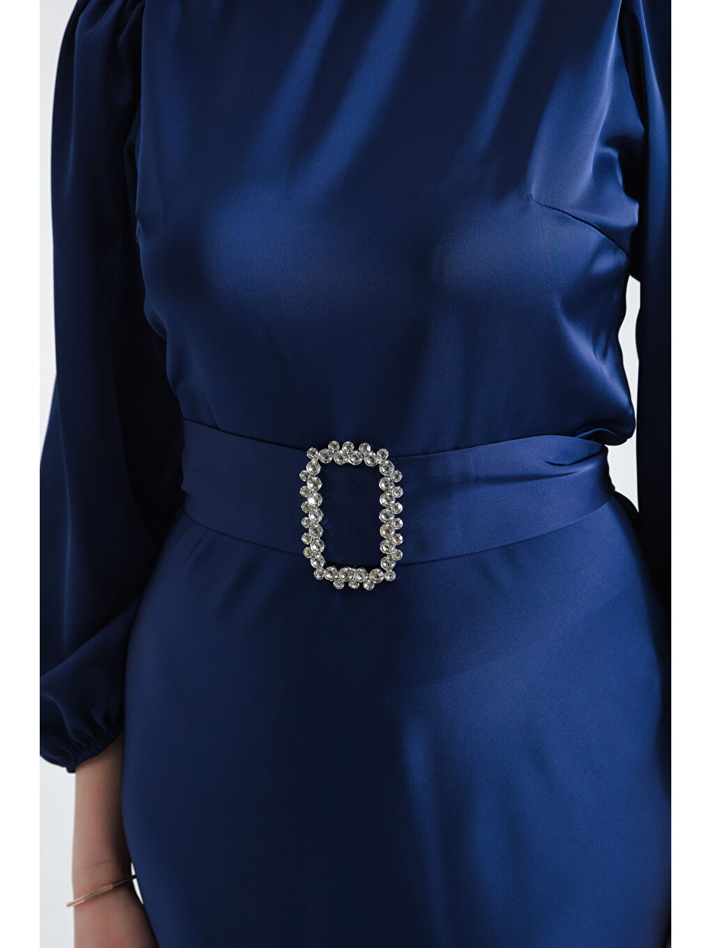 Kadın Lacivert Kemerli Midi Saten Abiye Elbise-3