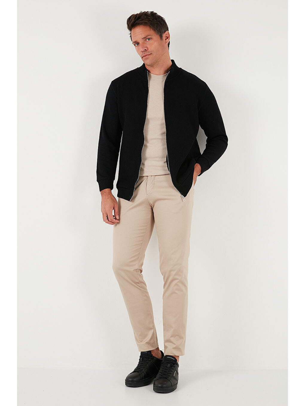 Siyah Pamuklu Relaxed Fit Dik Yaka Fermuarlı Hırka 5901075-2