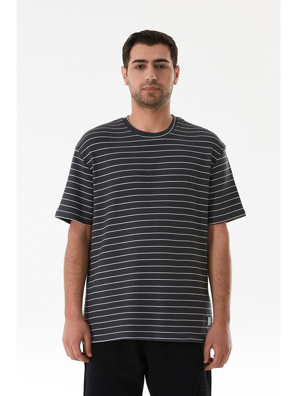 Gri Çizgili Jakarlı Bisiklet Yaka Tişört-4