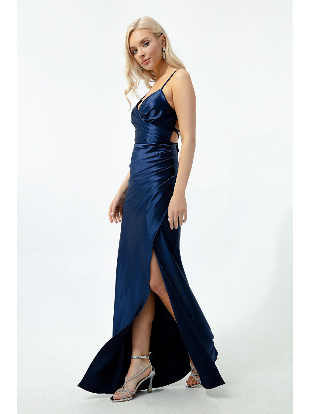 Kadın Lacivert Sırt Dekolteli Yırtmaçlı Uzun Abiye Elbise