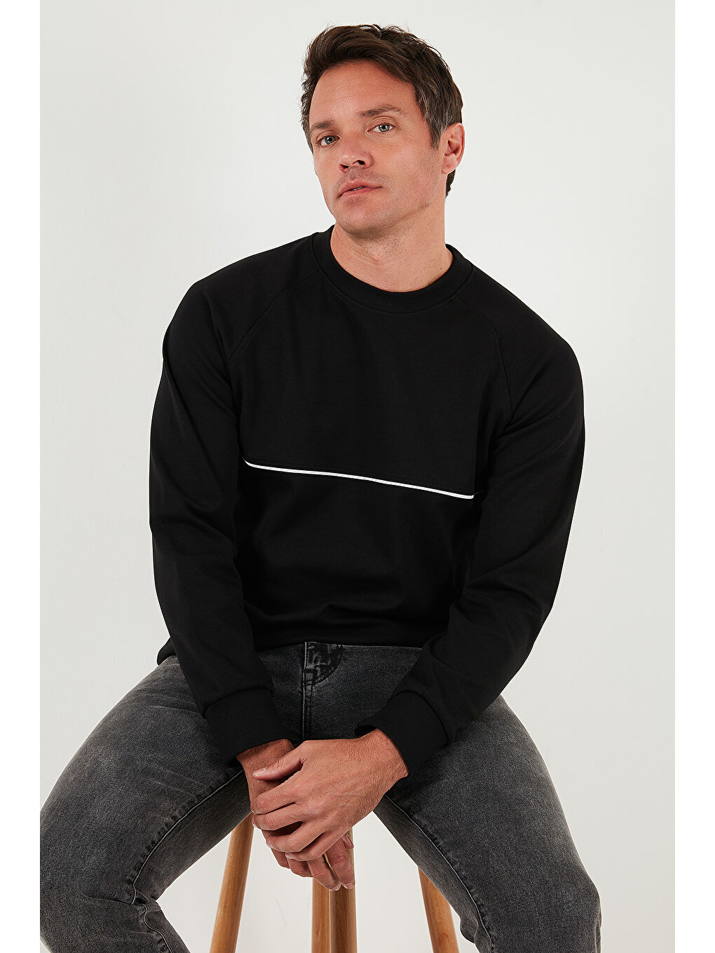 Siyah Pamuklu Şerit Detaylı Relaxed Fit Bisiklet Yaka Sweat 5901227