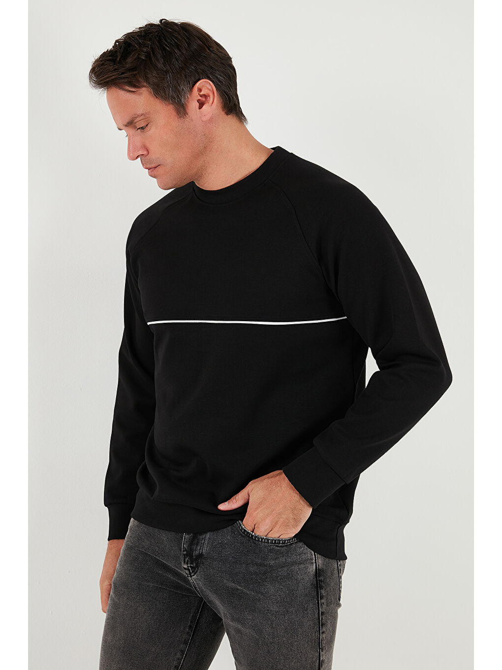 Siyah Pamuklu Şerit Detaylı Relaxed Fit Bisiklet Yaka Sweat 5901227-2