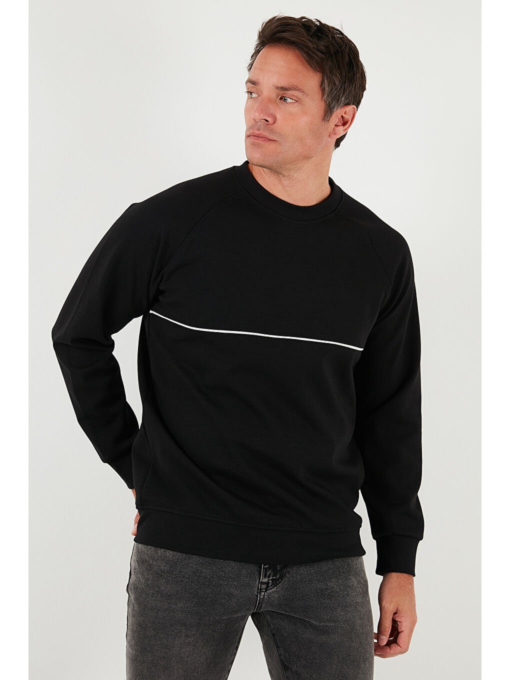 Siyah Pamuklu Şerit Detaylı Relaxed Fit Bisiklet Yaka Sweat 5901227-3