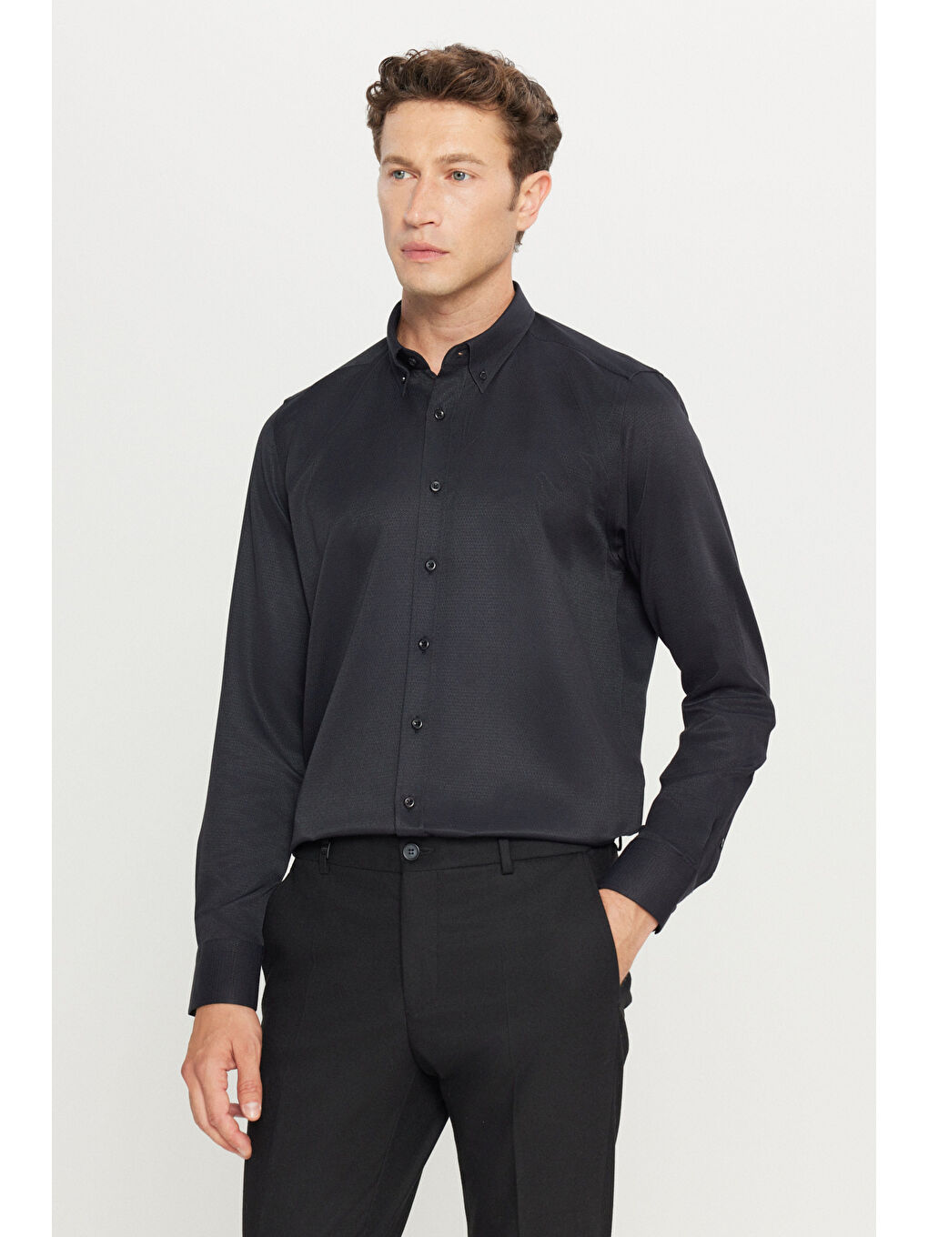 Erkek Siyah Pamuklu Tailored Slim Fit Dar Kesim Düğmeli Yaka Armürlü Gömlek