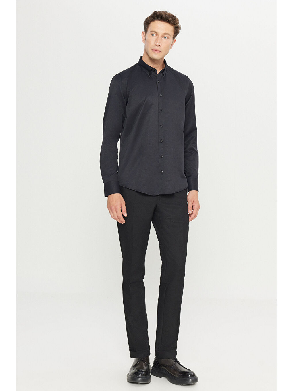Erkek Siyah Pamuklu Tailored Slim Fit Dar Kesim Düğmeli Yaka Armürlü Gömlek-1