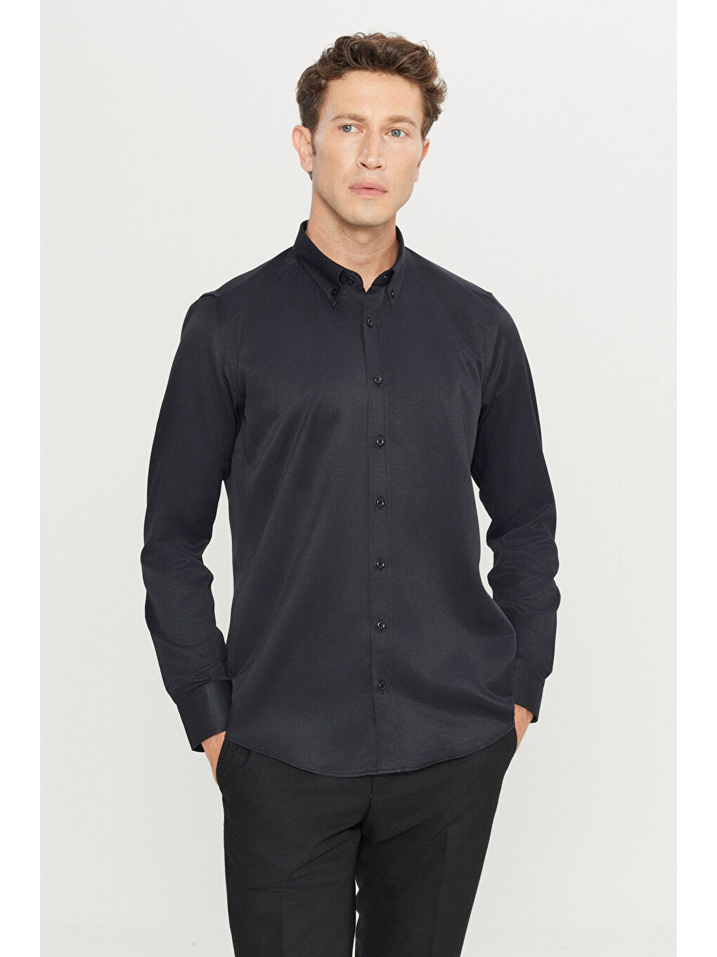 Erkek Siyah Pamuklu Tailored Slim Fit Dar Kesim Düğmeli Yaka Armürlü Gömlek-2