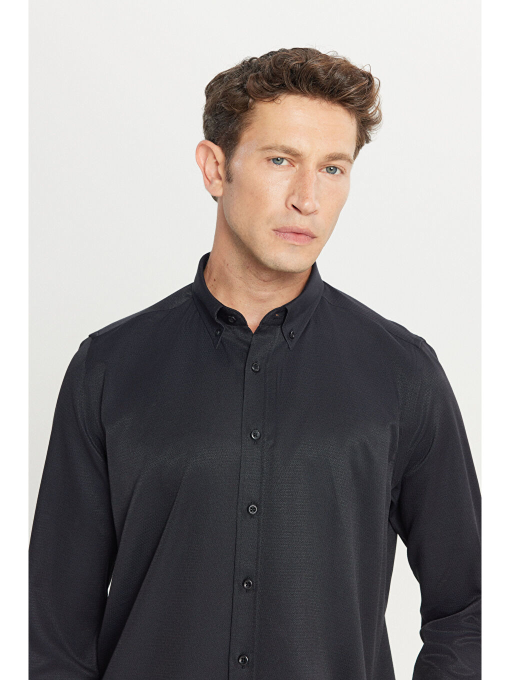 Erkek Siyah Pamuklu Tailored Slim Fit Dar Kesim Düğmeli Yaka Armürlü Gömlek-3
