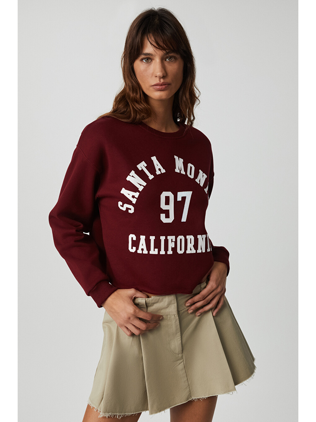 Jaelyn Kadın Uzun Kollu Yuvarlak Yaka Önü Baskılı Düşük Omuz Kısa Bordo Sweatshirt-1