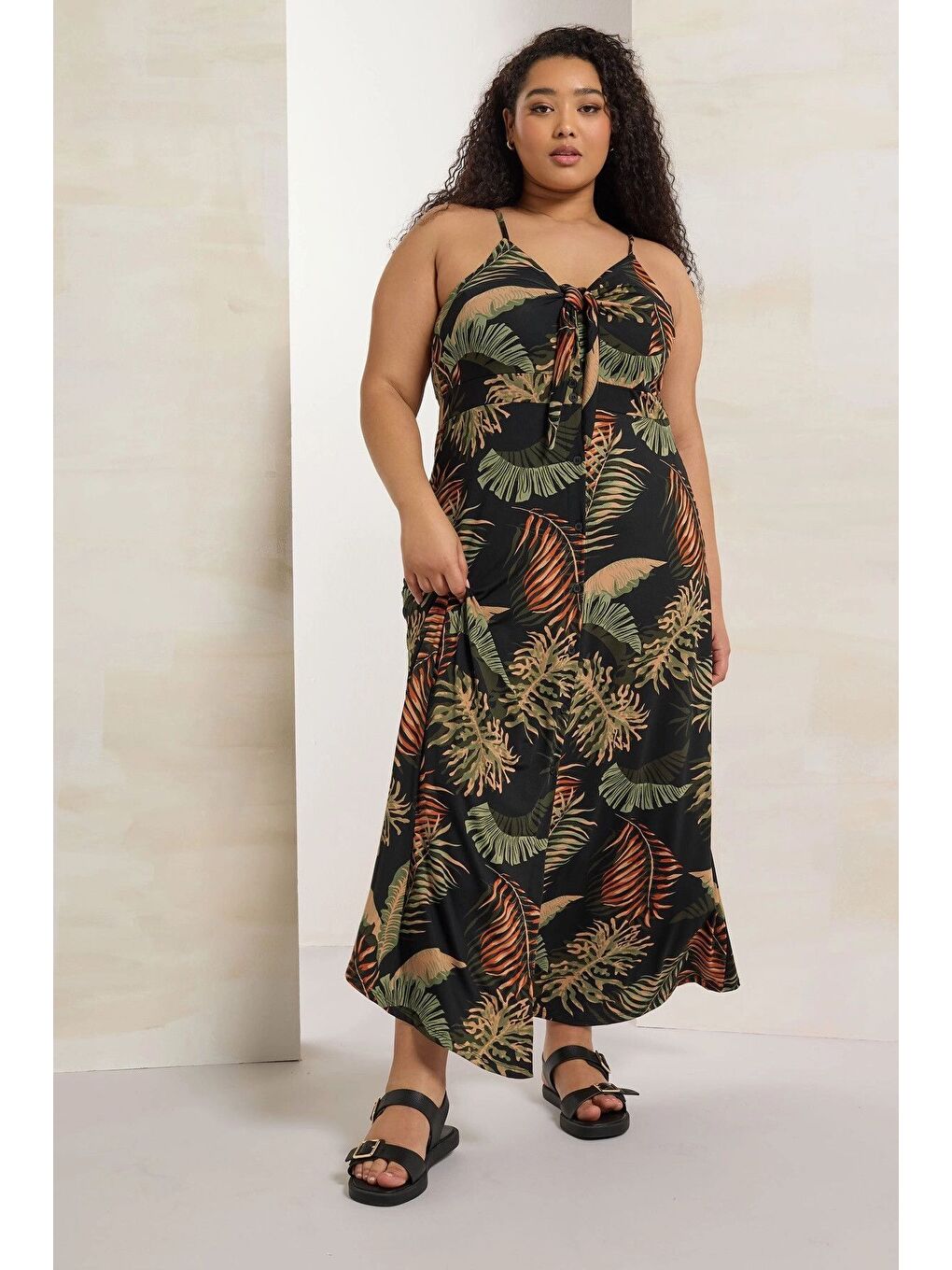 Karışık Büyük Beden Askılı Göğüs Dekolteli Çiçek Desenli Maxi Elbise 303485