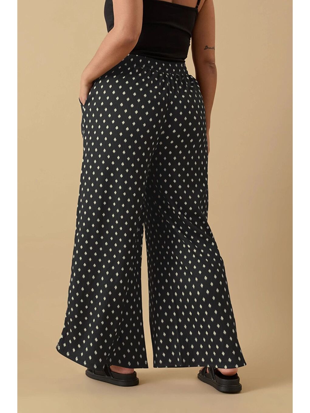 Siyah Büyük Beden Beli Lastikli Bol Paça Desenli Cepli Pantolon 303710-4