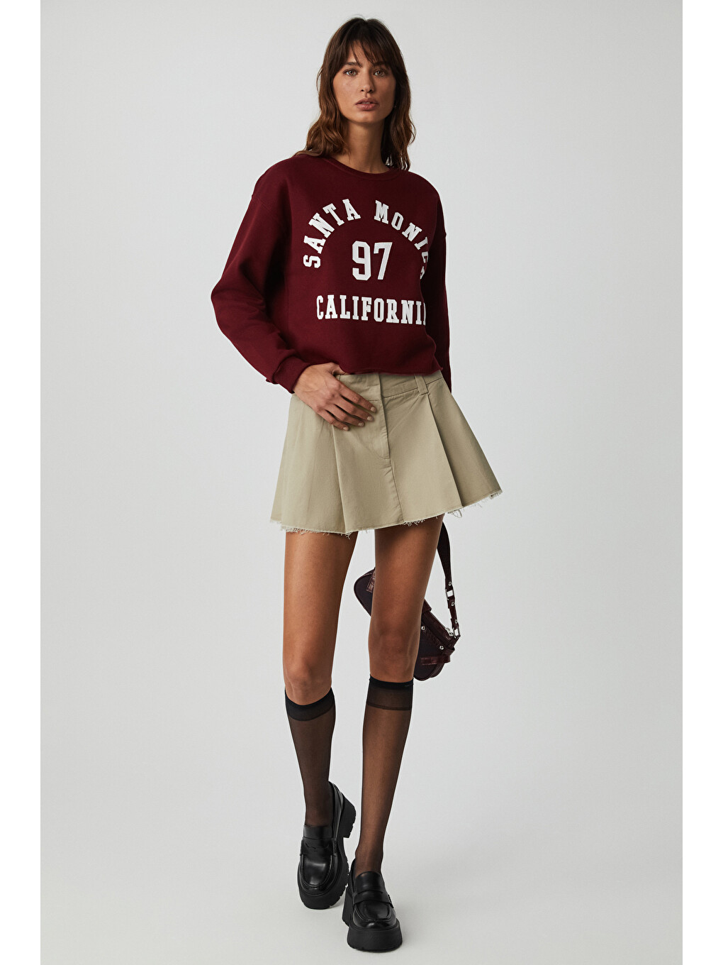 Jaelyn Kadın Uzun Kollu Yuvarlak Yaka Önü Baskılı Düşük Omuz Kısa Bordo Sweatshirt-2