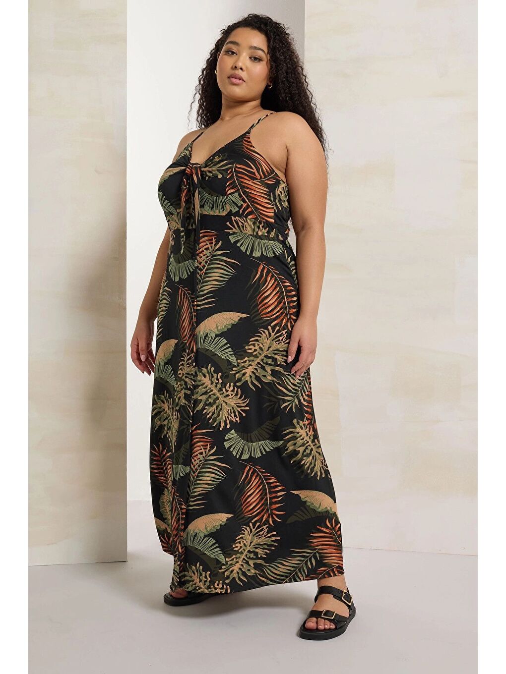 Karışık Büyük Beden Askılı Göğüs Dekolteli Çiçek Desenli Maxi Elbise 303485-1