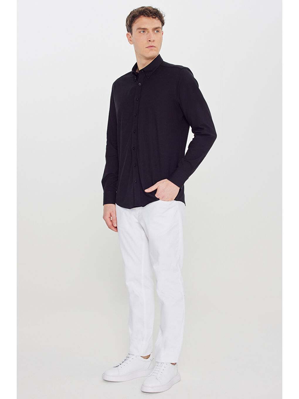 Erkek Siyah Pamuklu Slim Fit Dar Kesim Düğmeli Yaka Gömlek-1