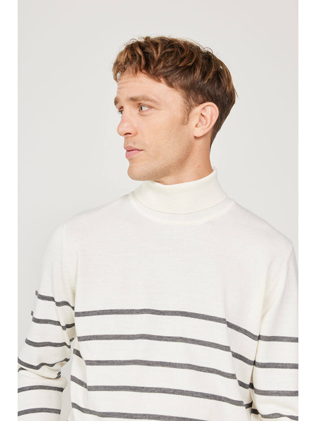 Erkek Ekru-Gri Standart Fit Normal Kesim Tam Balıkçı Yaka Triko Kazak-4