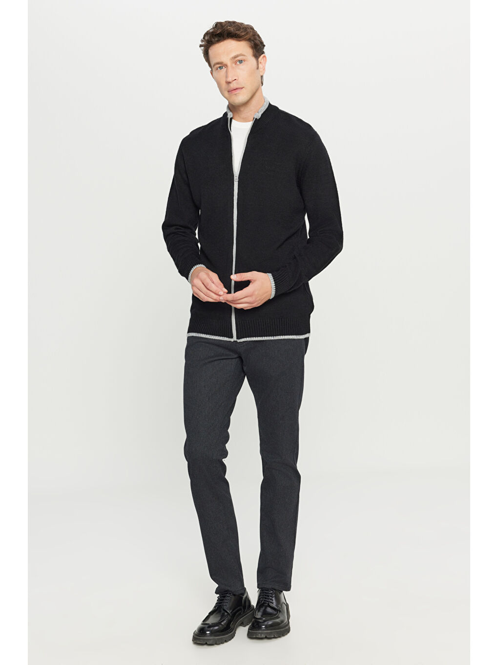 Erkek Siyah Standart Fit Normal Kesim Dik Yaka Triko Hırka-1