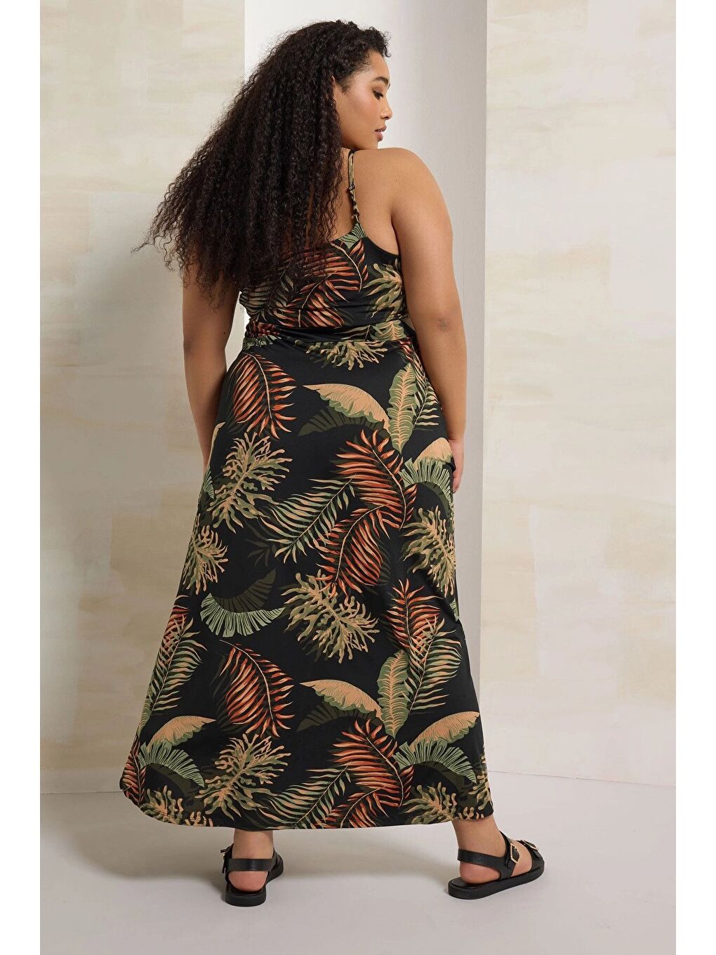 Karışık Büyük Beden Askılı Göğüs Dekolteli Çiçek Desenli Maxi Elbise 303485-5