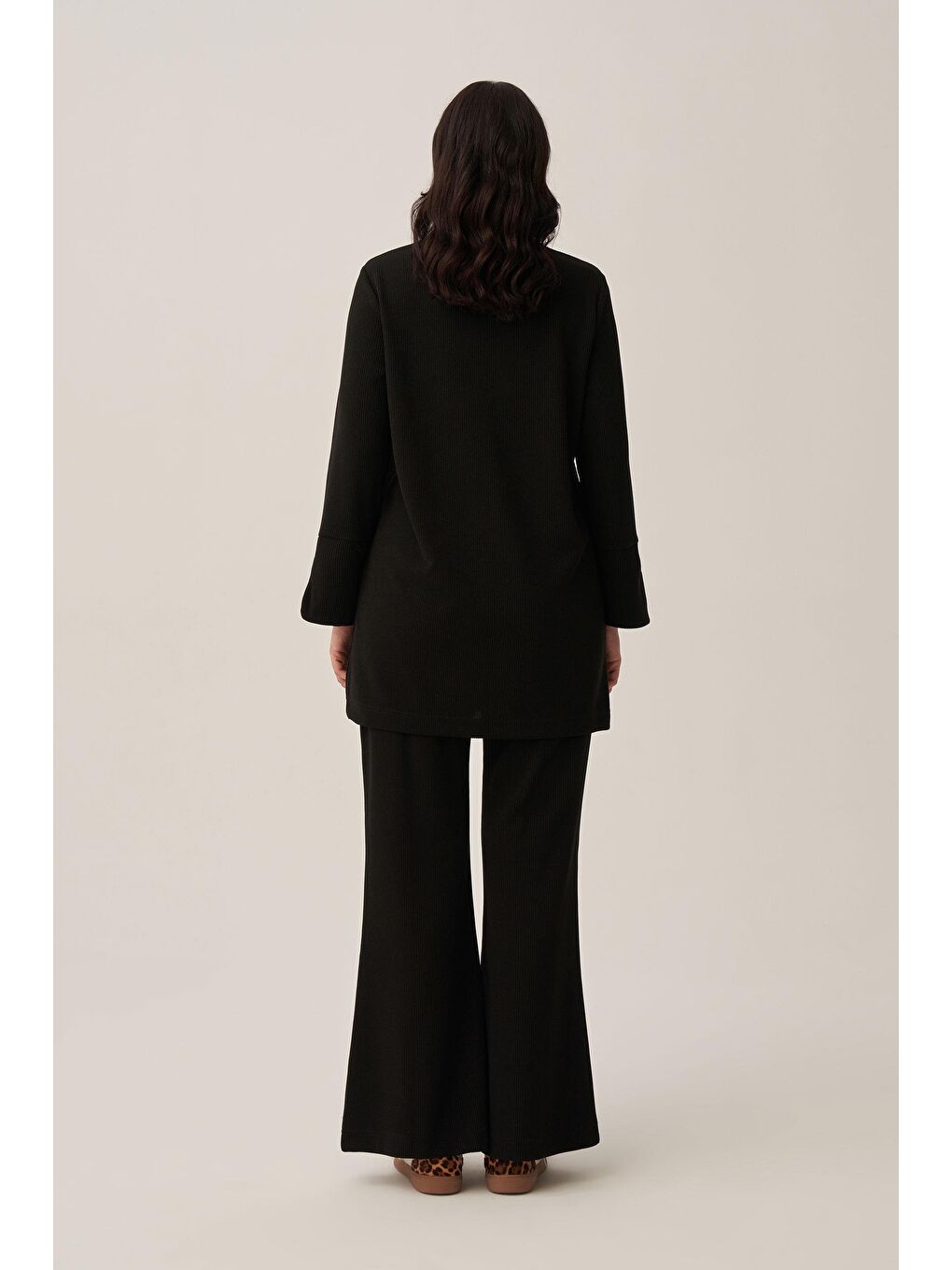 Siyah-Pilise Detaylı Pantolonlu Takım-3