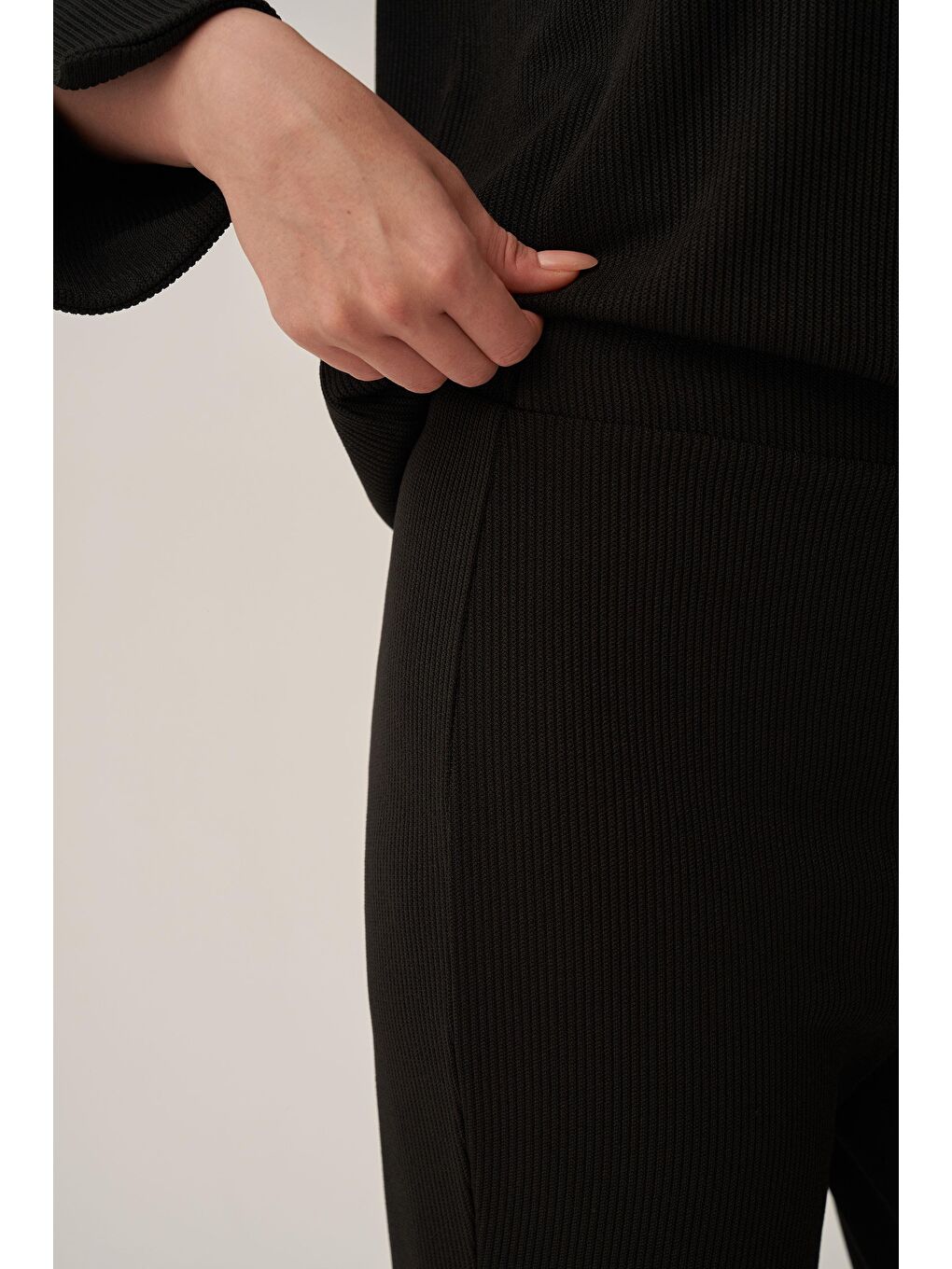 Siyah-Pilise Detaylı Pantolonlu Takım-5