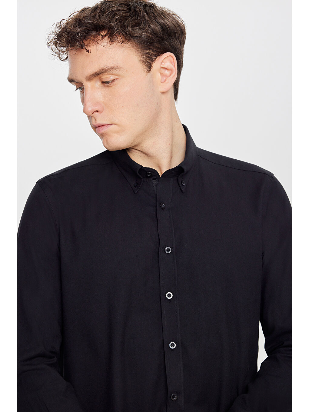 Erkek Siyah Pamuklu Slim Fit Dar Kesim Düğmeli Yaka Gömlek-3