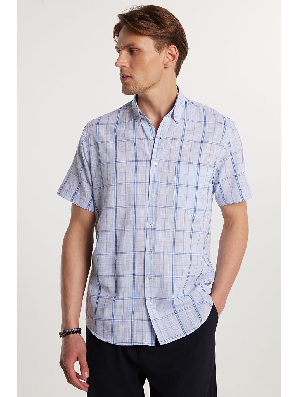 Beyaz Erkek Regular Fit Klasik Kesim %100 Pamuk Keten Doku Tek Cepli Kareli Kısa Kollu Düğmeli Yaka Gömlek