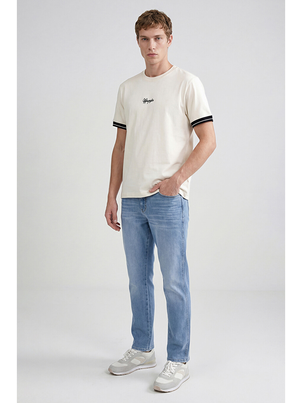 Bej %100 Pamuk Relaxed Fit Rahat Kesim Bisiklet Yaka Logo Detaylı Tişört-1