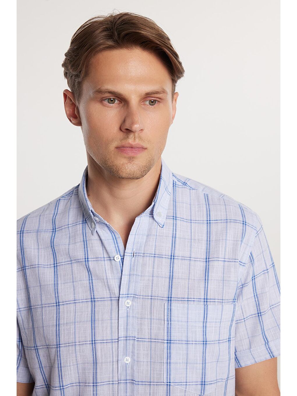 Beyaz Erkek Regular Fit Klasik Kesim %100 Pamuk Keten Doku Tek Cepli Kareli Kısa Kollu Düğmeli Yaka Gömlek-1