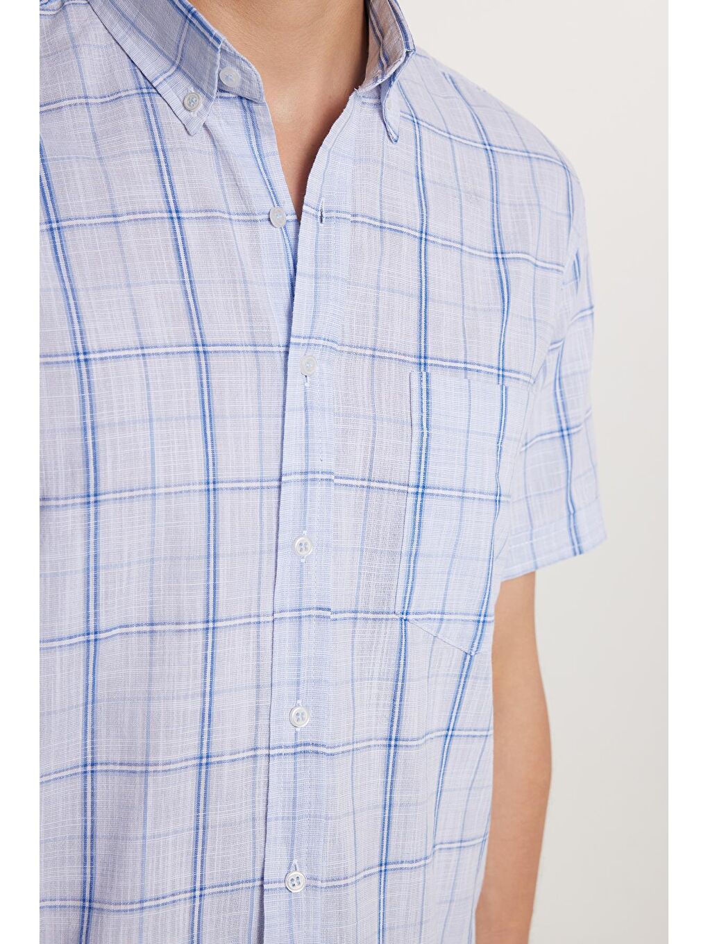 Beyaz Erkek Regular Fit Klasik Kesim %100 Pamuk Keten Doku Tek Cepli Kareli Kısa Kollu Düğmeli Yaka Gömlek-2