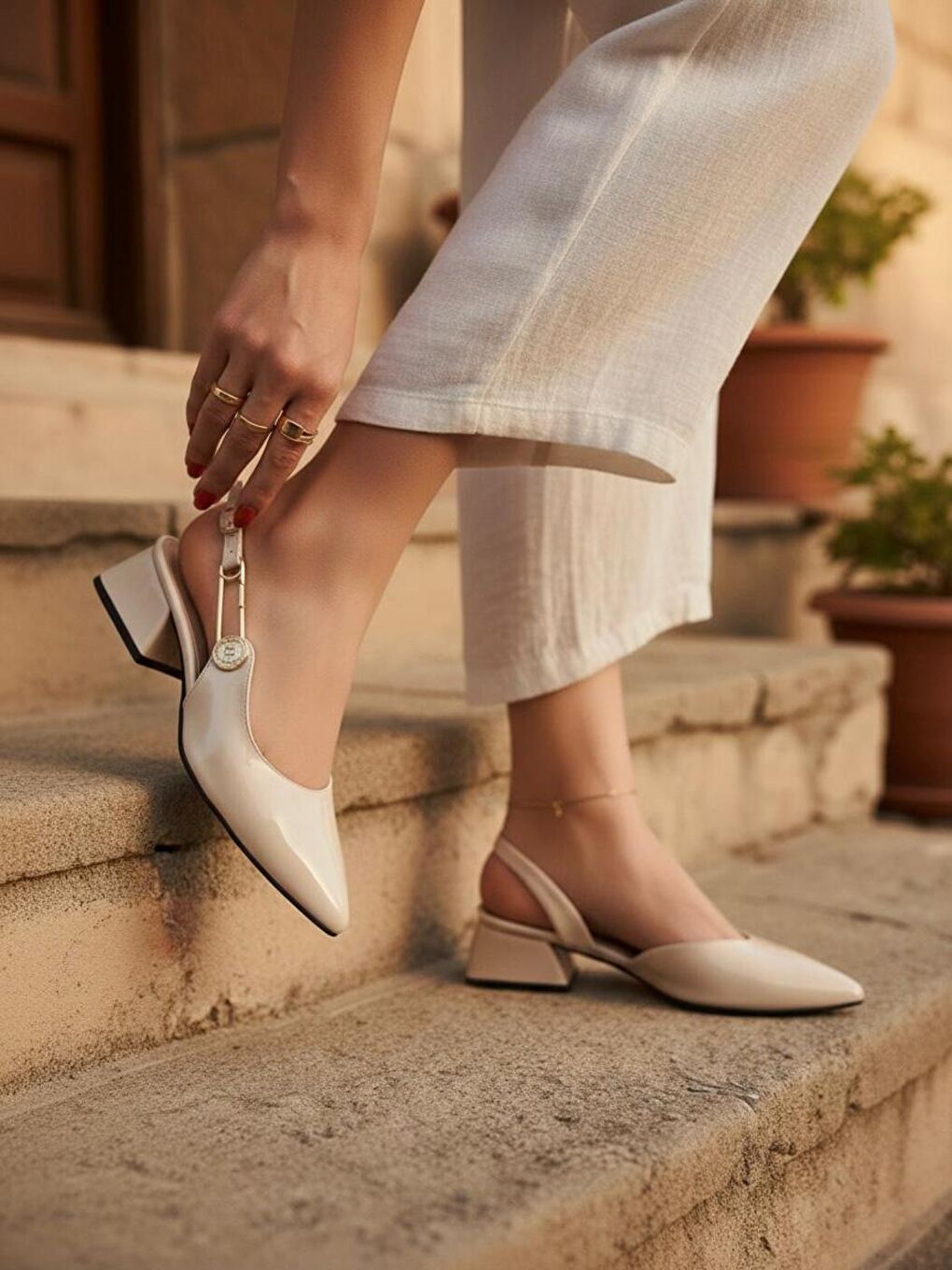 Kadın Aden Bej Rugan Gold Tokalı Alçak Taban Kısa Topuklu Günlük Klasik Ayakkabı-2